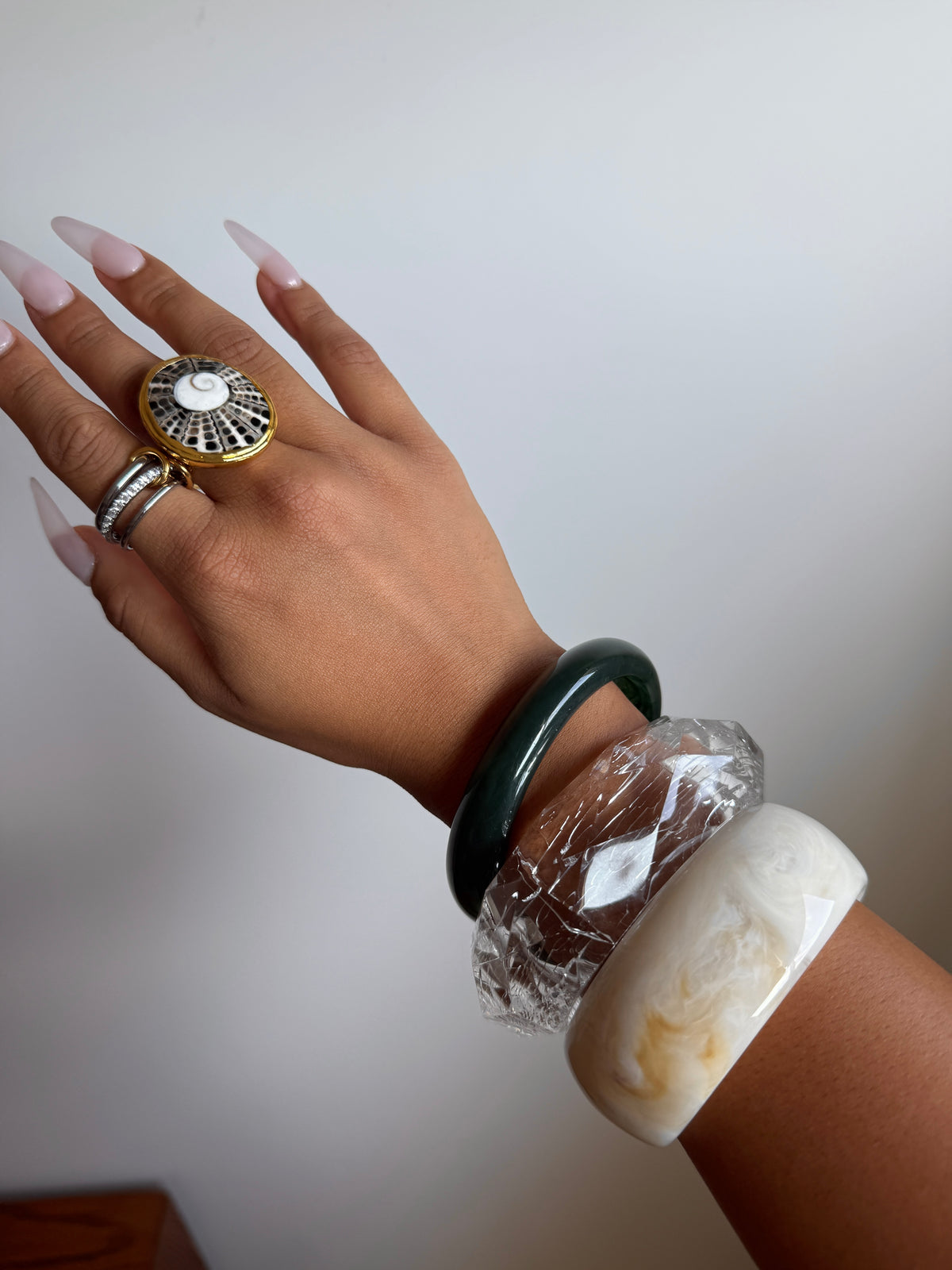 Concha Blanca Bangle